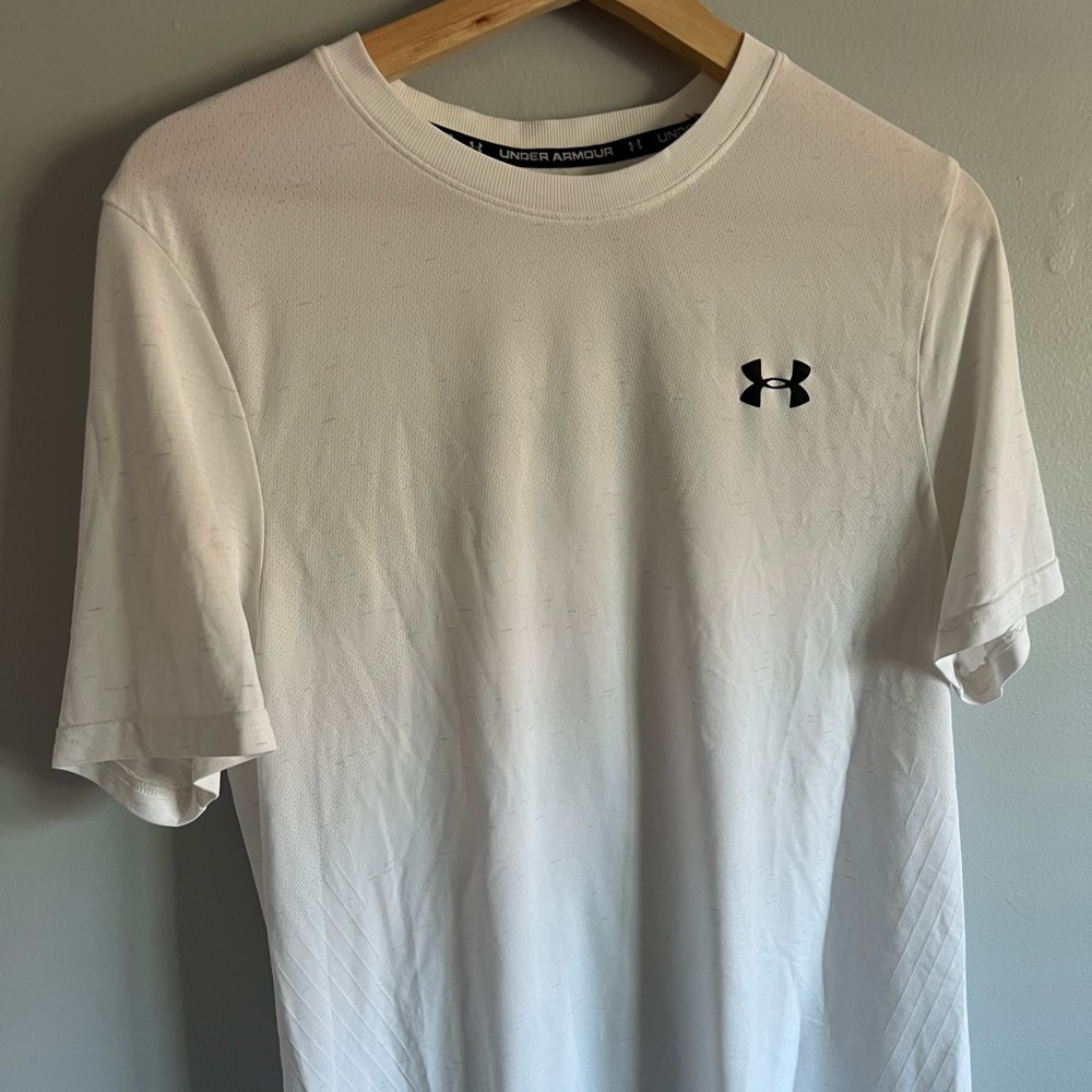 Mens Large White Under Armour Tshirt